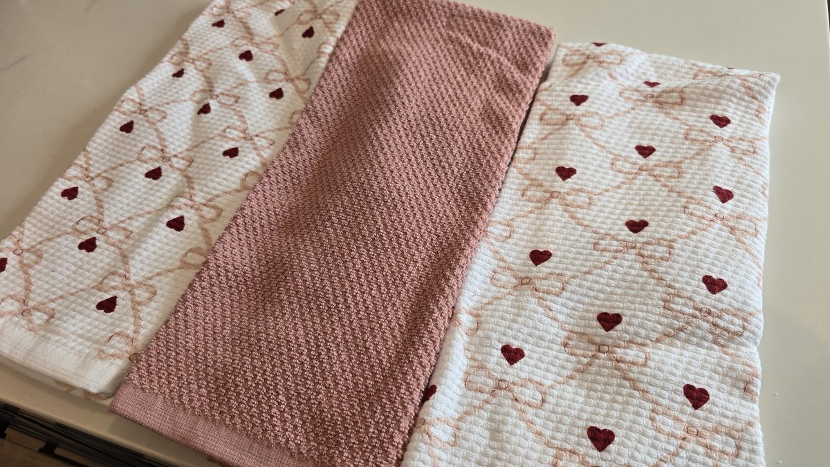 jcae2008's tweet image. Time to bring out my new Valentines dish towels. 💕
The little things. #JdsKitchen