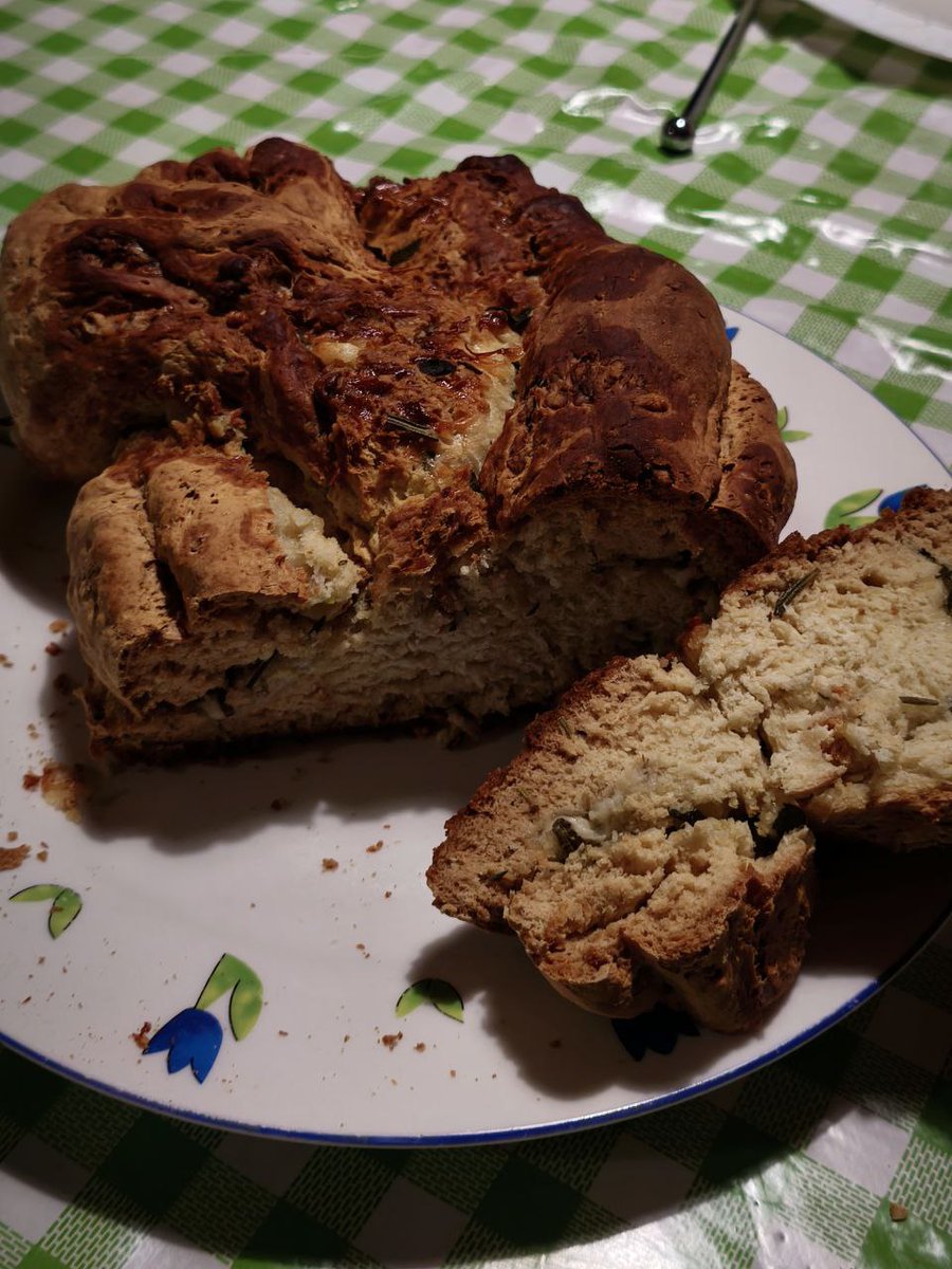 MariaSender's tweet photo. Madre mía, lo que he hecho 🥲🤤
(Pan de soda irlandés relleno de queso cheddar y hierbas frescas cogidas del bosque. Un pan dedicado a Brigit. Feliz Imbolc)
#imbolc #sodabread #pandesoda #brigid #brigidsday https://t.co/gedF4Bw8Ho