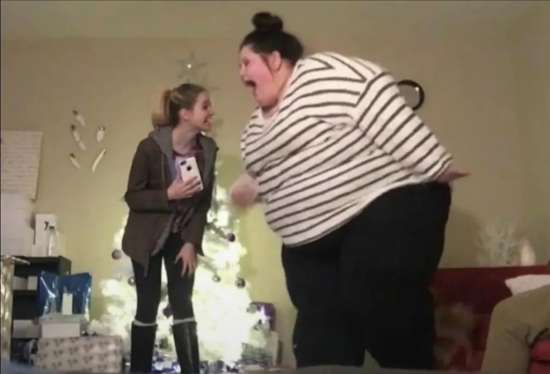 Keiskinnei's tweet image. Amberlynn Reid next to an average sized person 💀