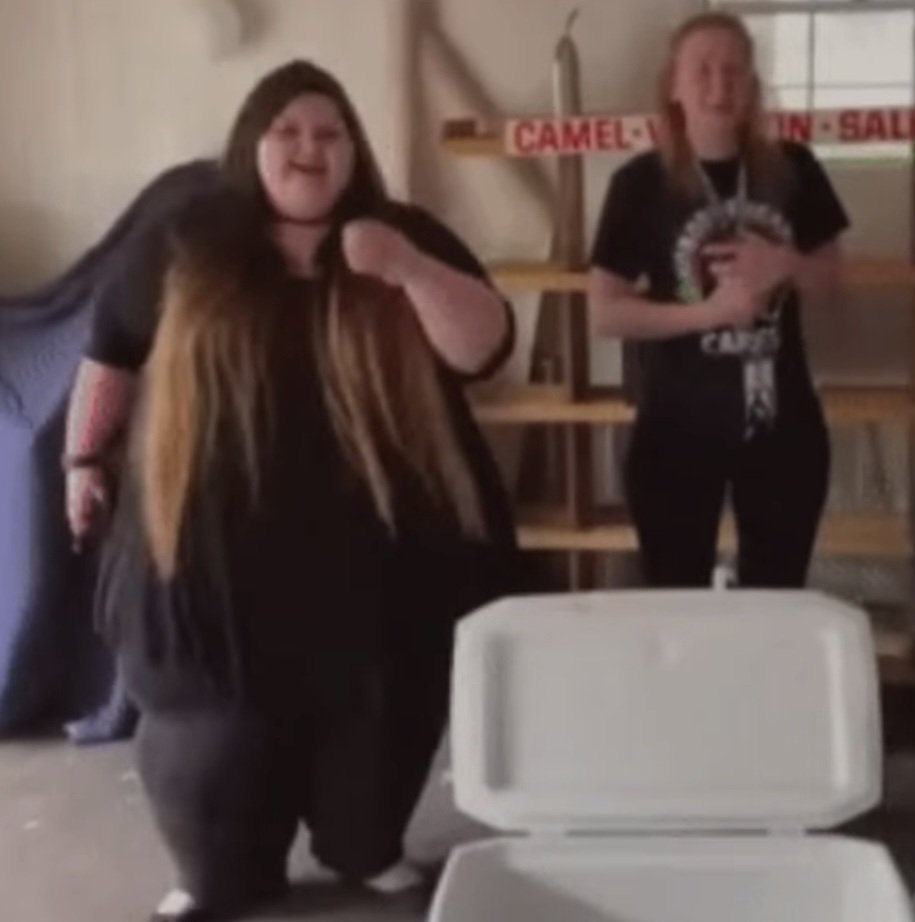 Keiskinnei's tweet image. Amberlynn Reid next to an average sized person 💀