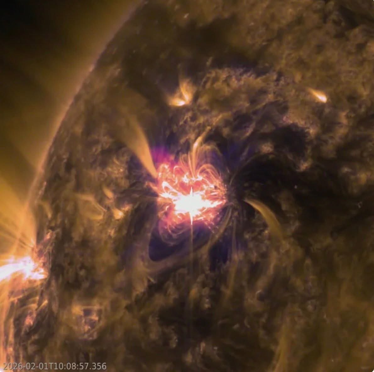 BREAKING🚨: A powerful M6.6 solarflare blasted out from the Sun towards Earth.