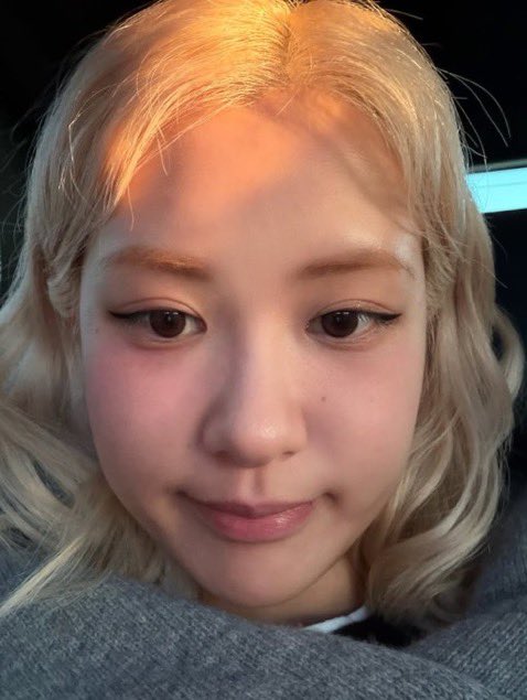 Pinkbasee's tweet image. #ROSE IG UPDATE
👁️👄👁️

#BLACKPINK #LISA #ROSE #JENNIE #JISOO