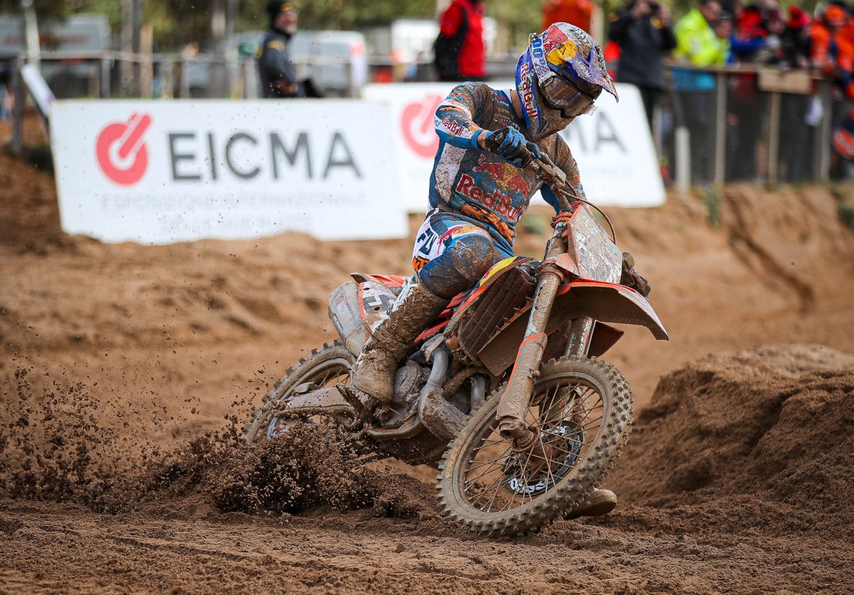 AlessioPiana130's tweet photo. #INTMX #Motocross
Show di Lucas Coenen al Crossodromo Lazzaretto di Alghero nel primo di due appuntamenti degli Internazionali d'Italia Motocross 2026! Con sorpassi spettacolari ed un ritmo forsennato ha monopolizzato la scena nelle due manche della MX1 svoltesi su un terreno pesante per la pioggia delle ore precedenti. Con il suo nuovo numero di gara #5 ben in vista sulla propria KTM 450 SX-F Factory è stato autore di un assolo in Gara 1, mentre nella seconda manche ha vinto di rimonta.
Al debutto in Yamaha, Tim Gajser ha primeggiato nelle qualifiche per poi concluder secondo dell'evento (5-2) a precedere il sorprendente Oriol Oliver (3-4) con SS24 KTM. Buone prestazioni per Andrea Adamo, secondo in Gara 1 salvo vedersi costretto al ritiro nella seconda manche per un inconveniente, con Alberto Forato (Fantic) e Mattia Guadagnini (KTM Van Venrooy) rispettivamente quarto e quinto di giornata.
In MX2 completata la festa di famiglia Coenen con il successo di Sacha a precedere il Campione del Mondo in carica Simon Längenfelder e Ferruccio Zanchi, quest'ultimo 3° alla prima uscita con la Ducati Desmo250 MX ufficialmente schierata dal team Beddini Racing.
