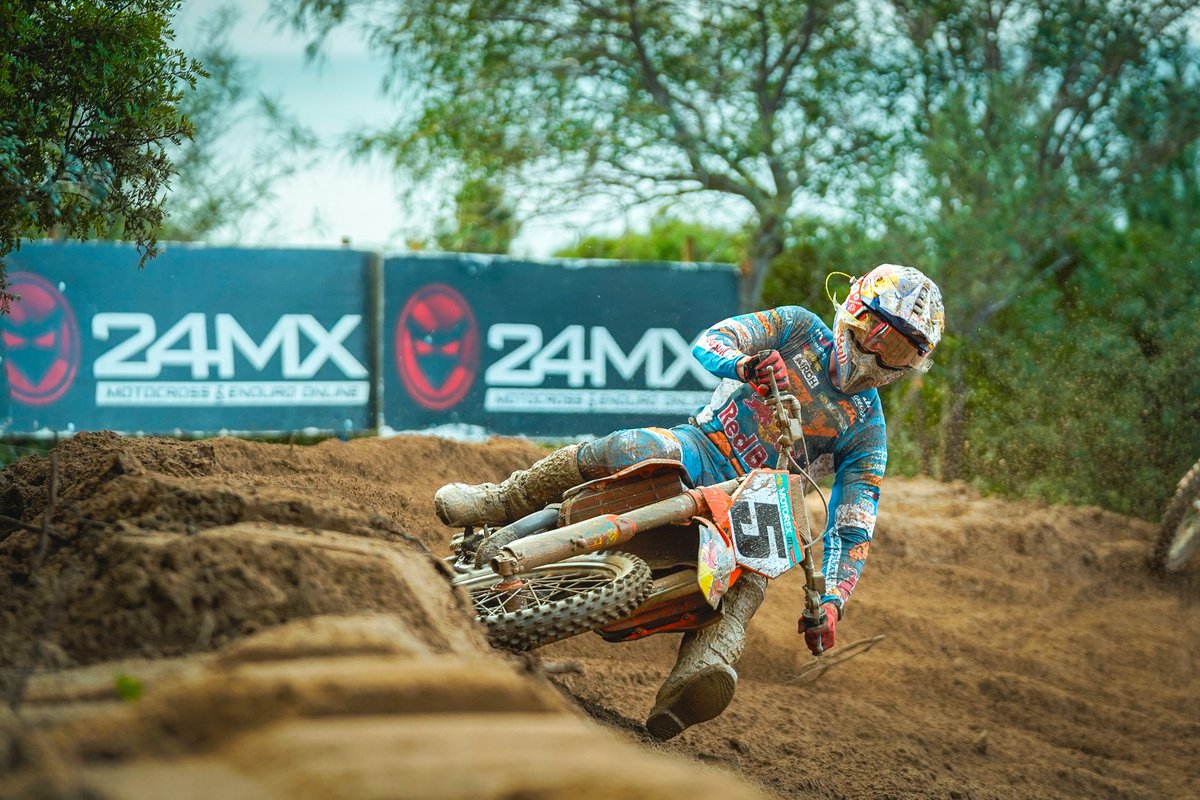AlessioPiana130's tweet photo. #INTMX #Motocross
Show di Lucas Coenen al Crossodromo Lazzaretto di Alghero nel primo di due appuntamenti degli Internazionali d'Italia Motocross 2026! Con sorpassi spettacolari ed un ritmo forsennato ha monopolizzato la scena nelle due manche della MX1 svoltesi su un terreno pesante per la pioggia delle ore precedenti. Con il suo nuovo numero di gara #5 ben in vista sulla propria KTM 450 SX-F Factory è stato autore di un assolo in Gara 1, mentre nella seconda manche ha vinto di rimonta.
Al debutto in Yamaha, Tim Gajser ha primeggiato nelle qualifiche per poi concluder secondo dell'evento (5-2) a precedere il sorprendente Oriol Oliver (3-4) con SS24 KTM. Buone prestazioni per Andrea Adamo, secondo in Gara 1 salvo vedersi costretto al ritiro nella seconda manche per un inconveniente, con Alberto Forato (Fantic) e Mattia Guadagnini (KTM Van Venrooy) rispettivamente quarto e quinto di giornata.
In MX2 completata la festa di famiglia Coenen con il successo di Sacha a precedere il Campione del Mondo in carica Simon Längenfelder e Ferruccio Zanchi, quest'ultimo 3° alla prima uscita con la Ducati Desmo250 MX ufficialmente schierata dal team Beddini Racing.
