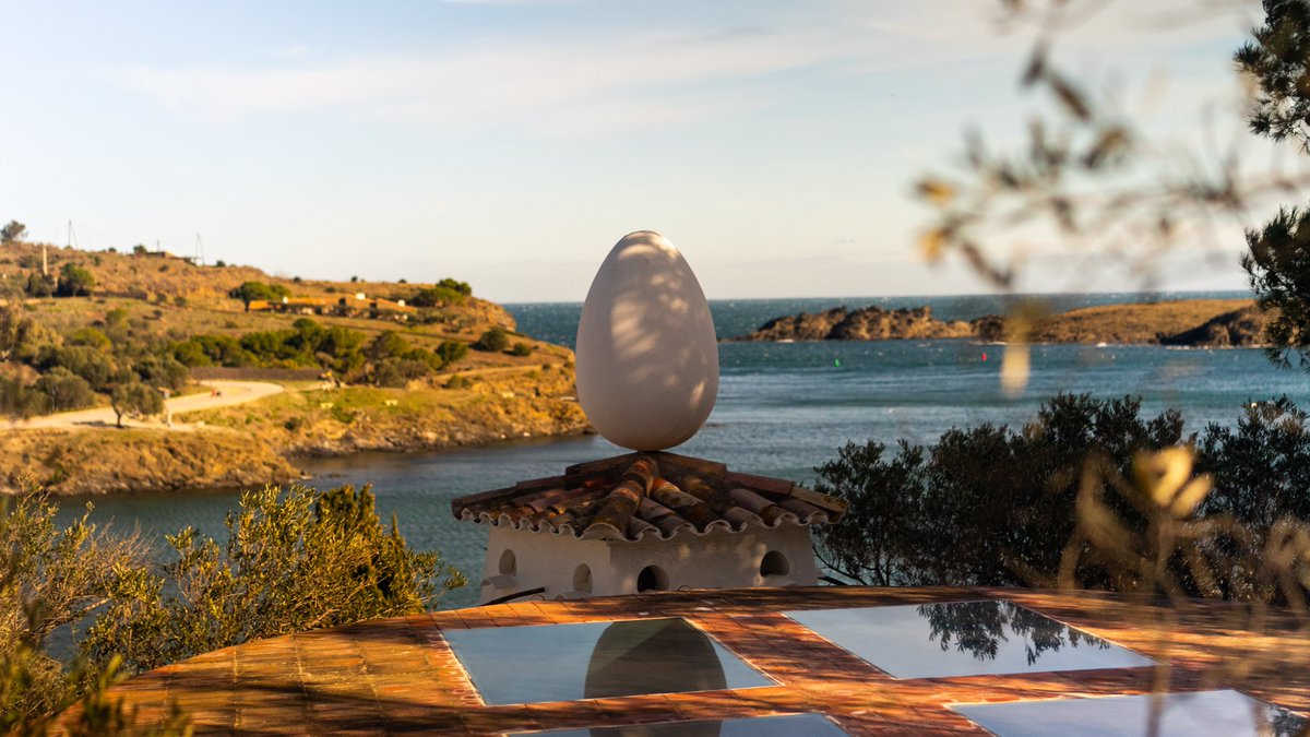 I visited Salvador Dali's home in Spain.

It was surprisingly cozy. 

Some eccentric features but overall I could see myself living there.
