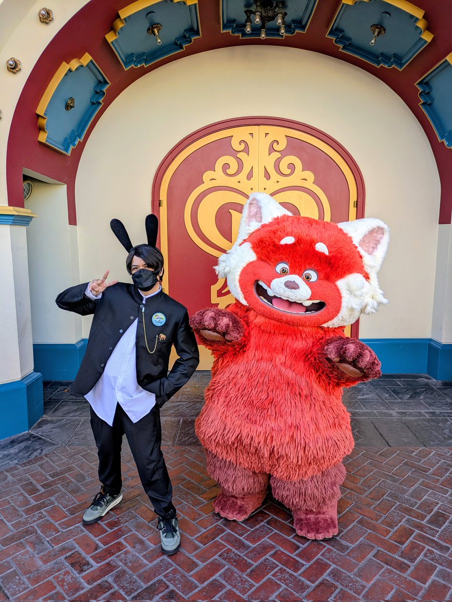 APPLEtheFOX's tweet photo. 🖤🐰 &amp; ❤️🐼 

#disney #disneyland #disneycaliforniaadventure #oswaldtheluckyrabbit #turningred #meilinlee #redpanda https://t.co/ENmfF7gXkg