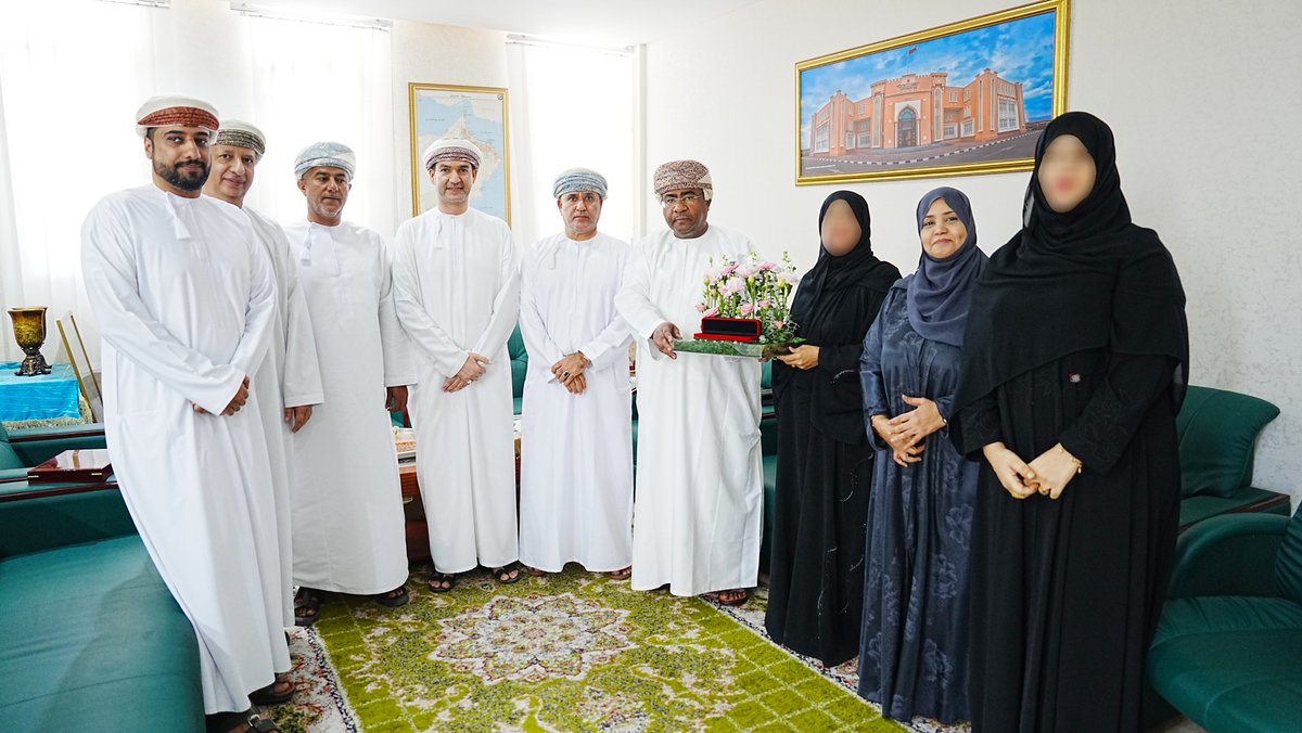 EduGovSsq's tweet photo. تحت ظلال التقدير، وفي لحظةٍ تجسد أسمى معاني العرفان، احتفت المديرية العامة للتعليم بمحافظة جنوب الشرقية، ممثلة بقسم خدمة المراجعين، بتكريم إحدى قامات العطاء في القسم، الفاضلة أمينة بنت سعيد الغيلانية، وذلك في حفلٍ اتسم برقيّ المشاعر وحفاوة اللقاء.
رعى الاحتفالية الأستاذ عبدالله بن علي الفوري، المدير العام للمديرية، وبحضور كل من الفاضل مبارك بن سالم الفارسي، المدير العام المساعد للشؤون الإدارية والمالية، والفاضلة بدرية بنت ناصر العريمية، المديرة العامة المساعدة لشؤون التعليم، إلى جانب رئيس القسم الفاضل أحمد بن عبدالله الهوتي وكافة موظفي ومنتسبي القسم.
استُهل الحفل بكلمةٍ عبّرت عن الامتنان، حيث وجّه المدير العام، الأستاذ عبدالله الفوري، عبارات الشكر والثناء للمحتفى بها، مؤكداً أن المسيرة التربوية لا تزهو إلا بمثل هذه السواعد المخلصة التي تفانت في خدمة الميدان. ووصف جهودها بأنها "بصمة مضيئة" في سجل العمل الإداري بالمديرية، متمنياً لها دوام التوفيق والنجاح.
من جانبه، ألقى رئيس القسم، الفاضل أحمد الهوتي، كلمةً استعرض فيها المهام الجليلة التي يضطلع بها قسم خدمة المراجعين، مشيداً بالدور المحوري الذي لعبته الفاضلة أمينة الغيلانية بالتعاون مع زملائها. وأشار الهوتي إلى إبداعها الاستثنائي في:استقبال المراجعين بروحٍ سمحة واحترافية عالية، ودقة المتابعة وسرعة الإنجاز في الطلبات المحالة، والتناغم والانسجام الذي أوجدته مع فريق العمل، مما ساهم في الارتقاء بجودة الخدمة المقدمة.
وفي ختام الحفل، قام المدير العام بتسليم الهدية التذكارية للمحتفى بها، وسط شكر ومباركات الزملاء الذين أجمعوا على أن هذا التكريم ليس إلا وقفة وفاءٍ بسيطة أمام نهر عطائها المتدفق، ليبقى يوم تكريمها منارةً تحفز الجميع على بذل المزيد من الجهد والإبداع.