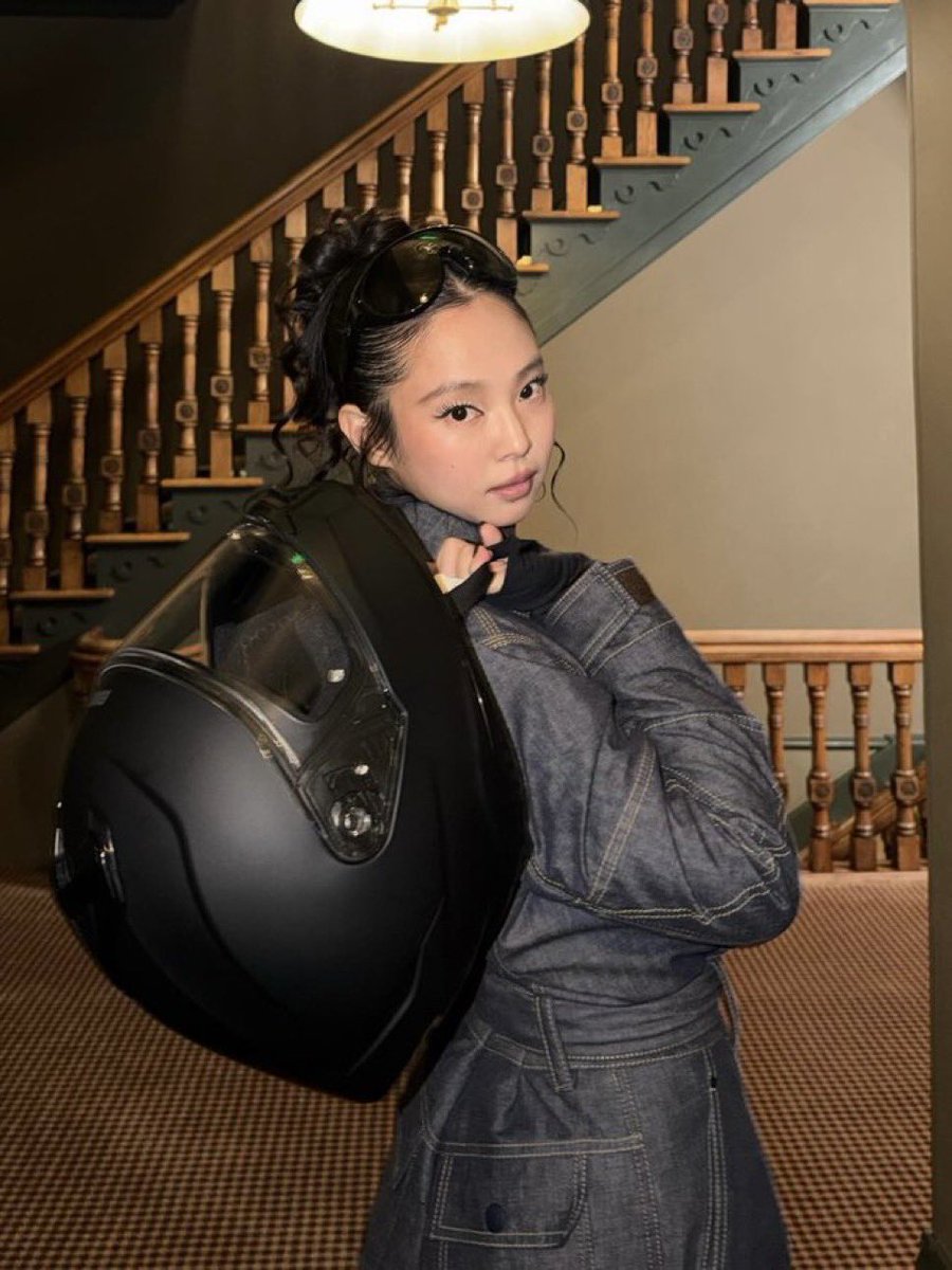 Pinkbasee's tweet image. SHE’S SO PRETTY