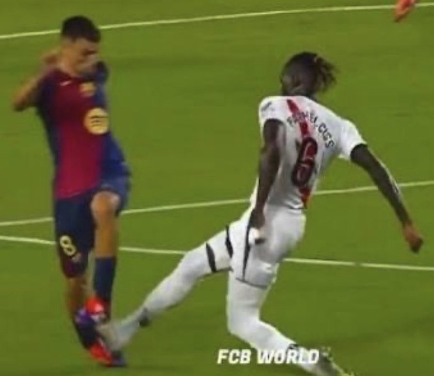 Stivan1010's tweet image. Es normal que estuvieras confundido Pathe, cuando le hiciste la misma entrada a Pedri no te sacaron roja.

Por cierto, detallazo el tuyo el de disculparte con el jugador, lamentablemente Ceballos no sabe leer y jamás lo sabrá.