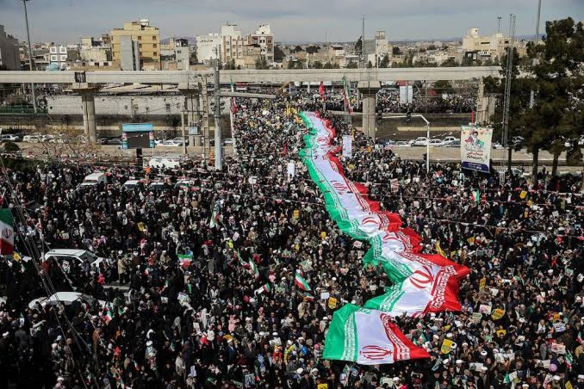 Begooeren's tweet image. ۱۰ روز دیگه راهپیمایی ۲۲ بهمنه.
اگه گفتید چی حال میده واسه این جمعیت؟ :))))