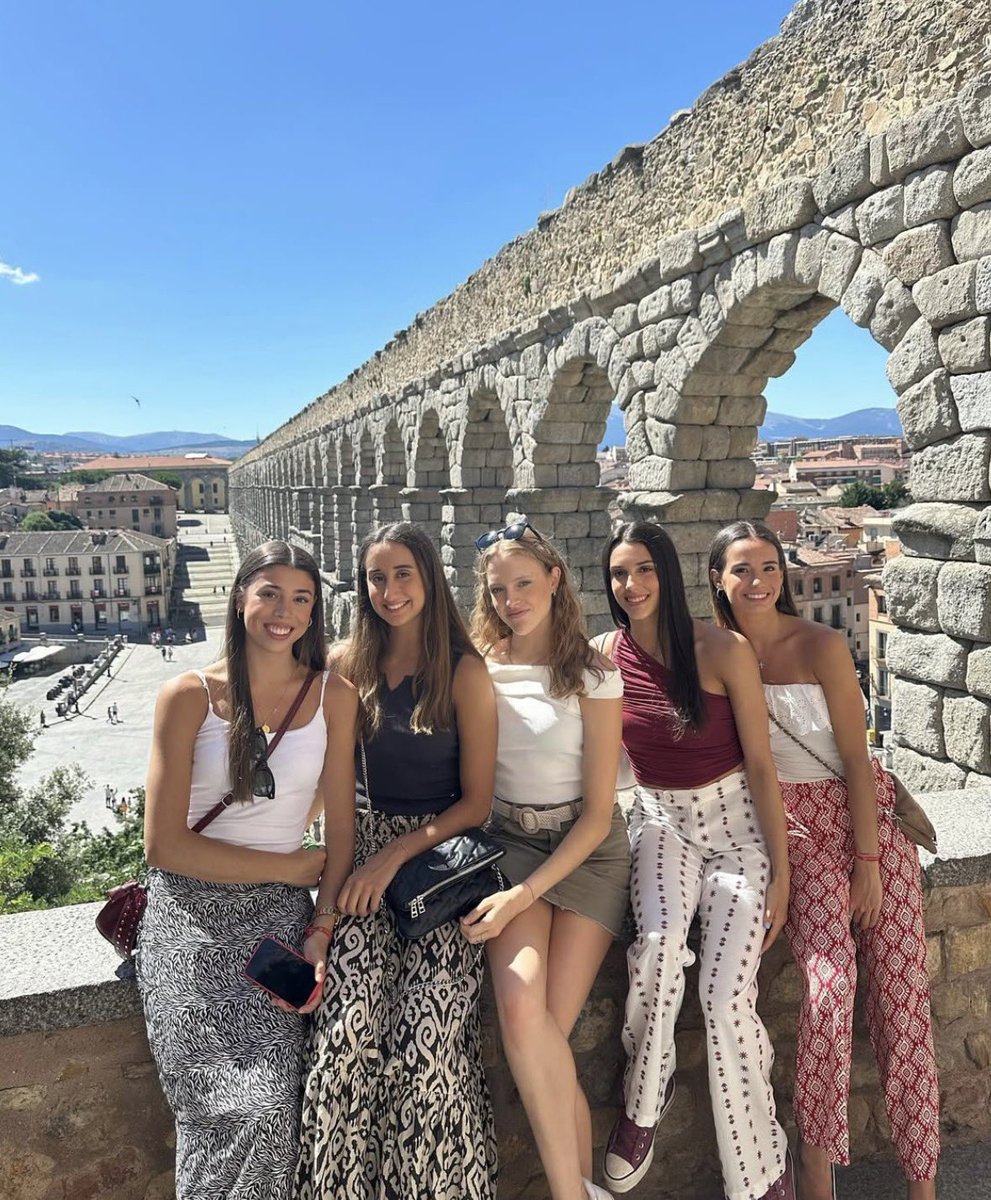 Ahora solo quedan 2, pero qué bonito fue soñar tan alto con ellas… son las culpables de que en España volviésemos a sentir los nervios de jugar títulos y medallas europeas y nacionales ❤️‍🔥🍍