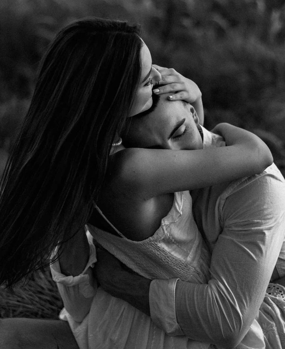 No te enamores de mí,
te lo digo sin dramatismo,
como quien avisa que la calle termina en precipicio
o que el café quema 
aunque huela a hogar.

No te enamores de mí
porque no sé querer en línea recta,
porque mis besos llegan tarde
y mis silencios se quedan a vivir
a la orilla de