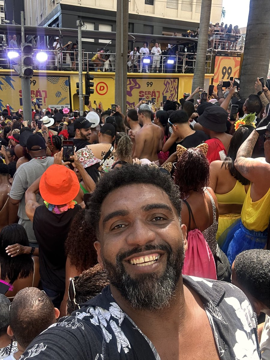 Acelera ae o coração hoje foi dia de #Ivete.

#virals #blocoderua #carnaval #curticao