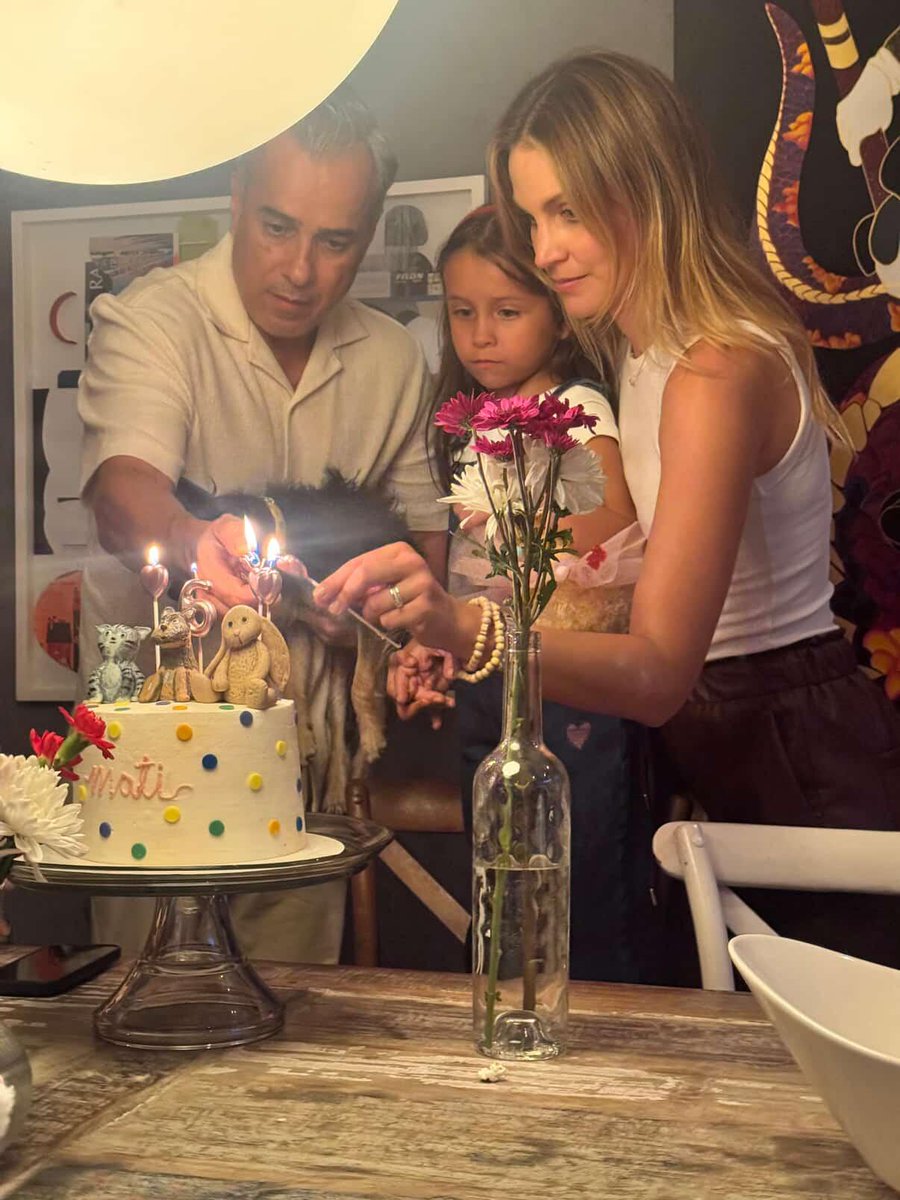 JEAdictax100pre's tweet photo. Ayer @jeabello estaba encendiendo las velitas con la ayuda de @BGutierrezCelia ya que ayer la niña más linda que tiene Papi y Mami, Mati estaba de cumpleaños 🎉🎁🎂🎈🎊 https://t.co/xV1ZEDqDi5