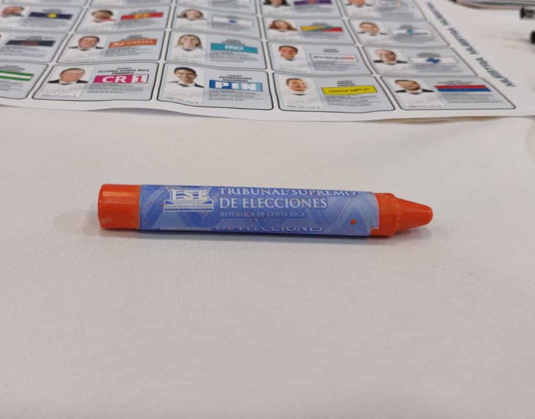 ExChemisse's tweet photo. Gente estoy vendiendo la crayola con la que voté y me robé, excelente souvenir. Entregas con Lencho, el lunes. https://t.co/IsGFdC6z4D