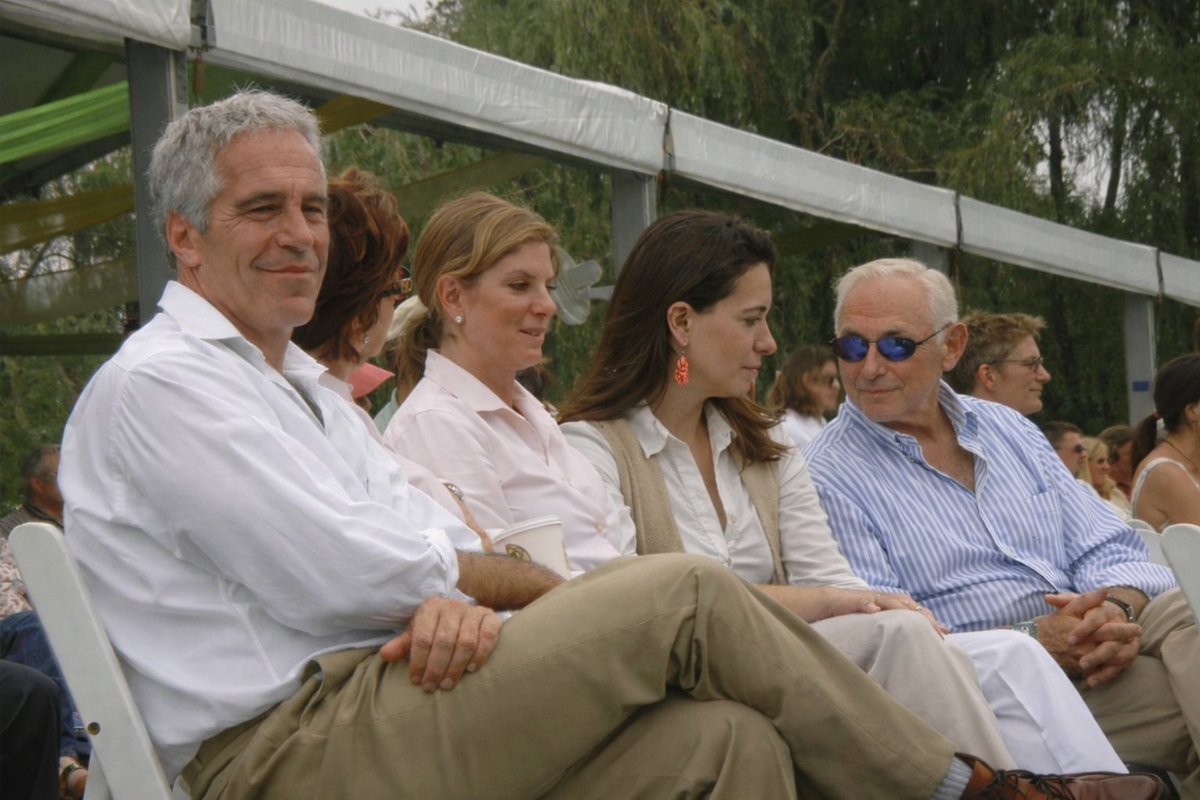 LorenChavez_'s tweet photo. No se, si estoy mirando mal pero esa de allí es la Maricori alias "La Sayona" con Epstein. https://t.co/hvOJG3jAY3