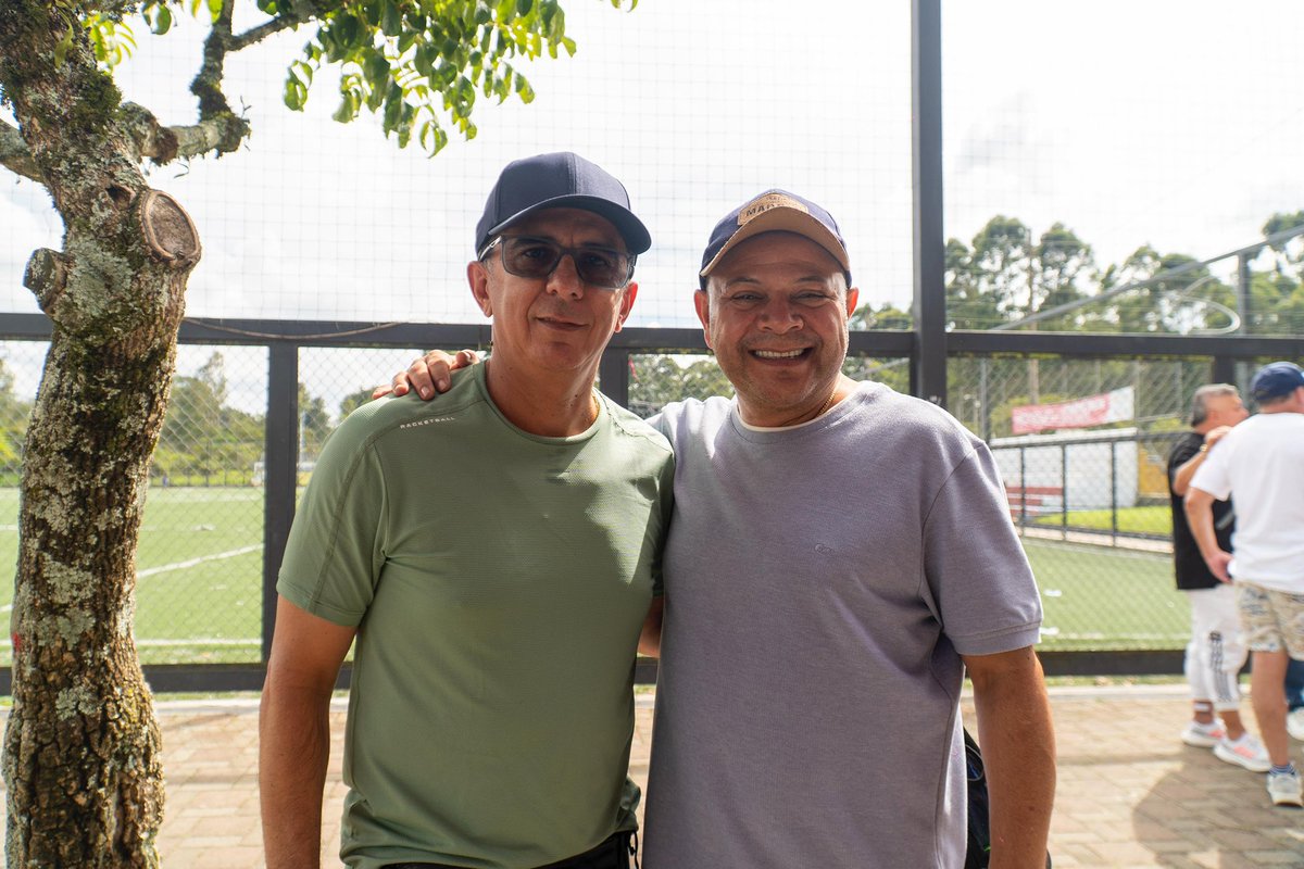 Compartí una tarde gloriosa con “VIEJAS GLORIAS DEL FÚTBOL RIONEGRERO”.  La cancha del Porvenir, hablar, saludar amigos  de diferentes generaciones de nuestro fútbol... felicito a los organizadores y colaboradores para hacer realidad este maravilloso encuentro