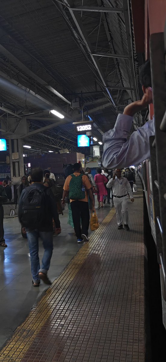 DipteshBile's tweet photo. Why the no. 12052 janashatabdi express coming late daily by 2hrs what is the reason #IndianRailways @RailMinIndia @Central_Railway @AshwiniVaishnaw #DevendraFadnavis @mieknathshinde https://t.co/6XtT7m6Fhn