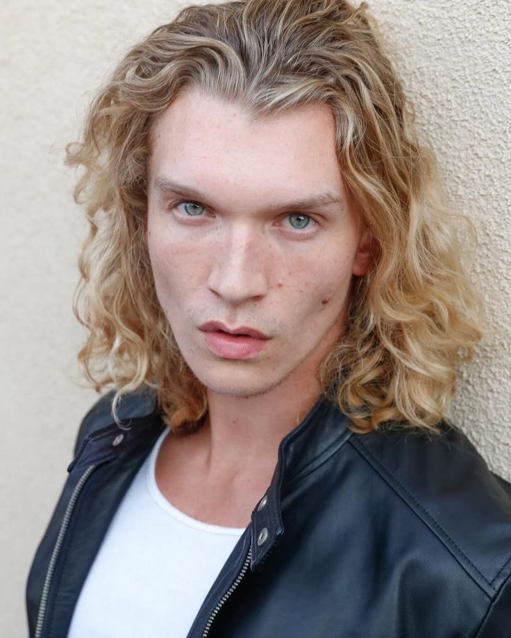 admvconnor's tweet image. face card so lethal he can literally pull off any hairstyle. #MashAllah