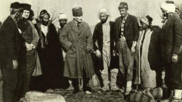 <a href="/gizli37156933/">𝐸𝑏𝑟𝑢 𝐶̧𝑒𝑙𝑖𝑘 🇹🇷</a> Atatürk'ün böyle bir fotoğrafı yok. Bu yapay zeka ile üretilmiş. Atatürk'ün köylülerle çekilmiş gerçek fotoğrafları varken bu tür YAPAY fotoları değil, o GERÇEK fotoları paylaşalım. 

Aşağıda Atatürk'ün köylülerle çekilmiş gerçek iki fotoğrafını görüyorsunuz.
