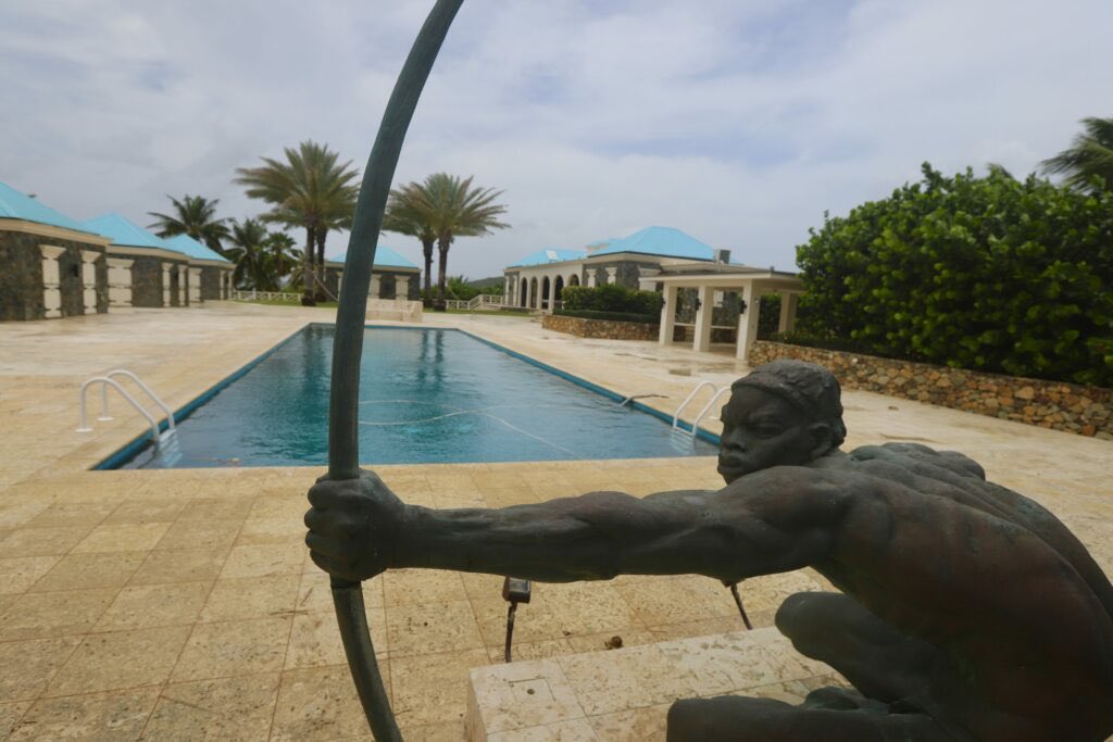 A copy of L’Archer on Jeffrey Epstein private Caribbean Island 🏝️ 

This Statue is tied to Belgium's colonial past in the Congo 🇨🇩