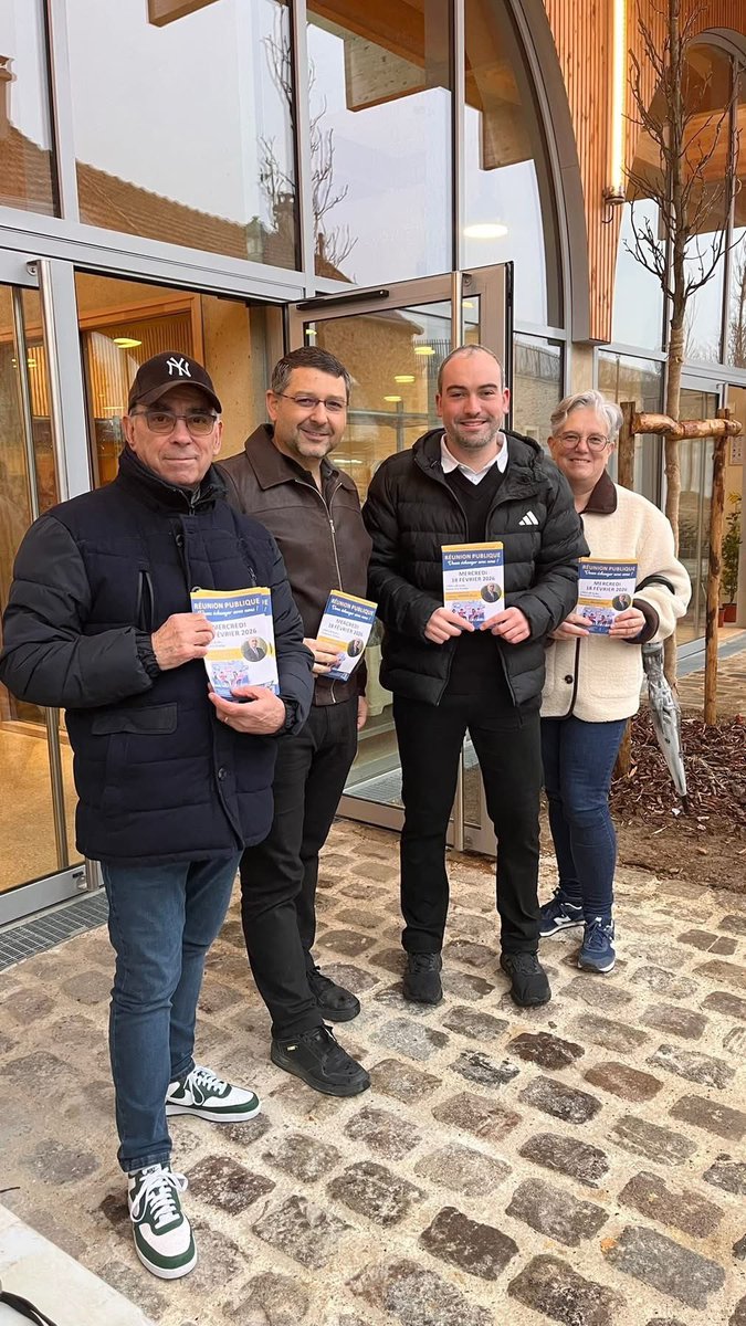 ConteMich's tweet photo. L’équipe en action au marché ce matin #BoisdArcy 
#tousunispourboisdarcy https://t.co/HruujEeuux
