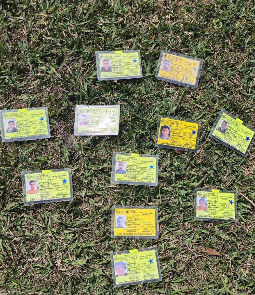 Si su carnet no estuvo tirado en el suelo de esta forma, usted no debería de estar hablando de fútbol.