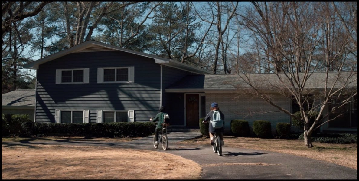 calebtimess's tweet image. fun stranger things fact: the sinclair household was the only home out of the core 4 boys that was never targeted or affected by vecna/demos.