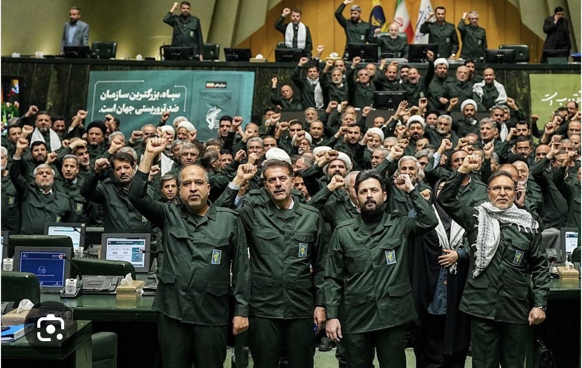 ¿Por qué en el parlamento iraní visten todos uniforme militar?🤔
