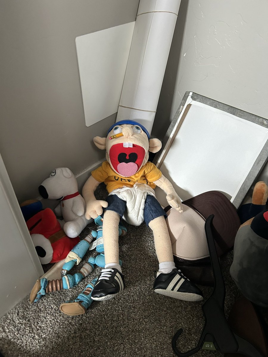 LiveLaughLayo0's tweet image. Cleaning out an old ass closet. Some things are best left forgotten