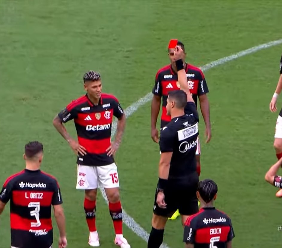 QUE RESENHA

Carrascal deu uma cotovelada no Breno Bidon ao fim do primeiro tempo

o juiz esperou todo mundo voltar do intervalo e expulsou ANTES do segundo tempo começar 

eu nunca vi isso kkkkkkkkkkk