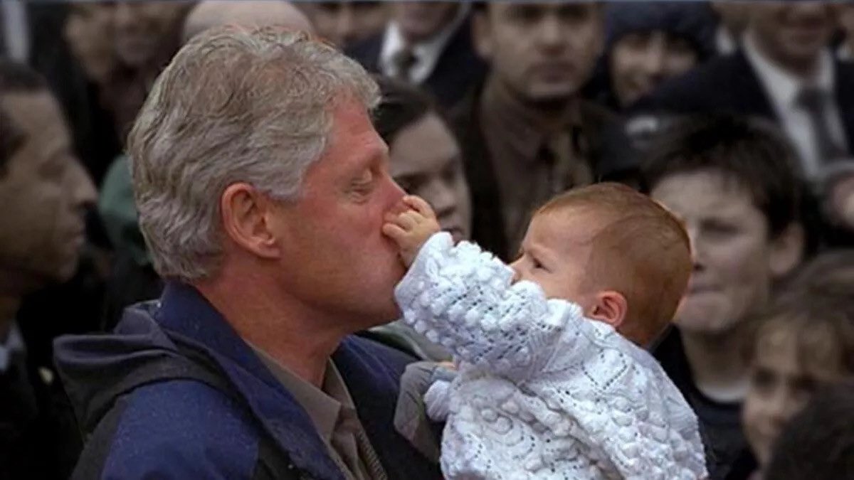 17 Ağustos 1999’da Türkiye yerle bir olmuştu.

Bu görüntü Gölcük depremiden ve Clinton depremzedeleri  Epstein  adasına götürmek gibi bir planı vardı dönemin gazeteleri adeta Clinton’ın bir kahraman bizden biri olarak nitelendiriyordu. 

Ne kadar aciz ne kadar basiretsiz ne kadar