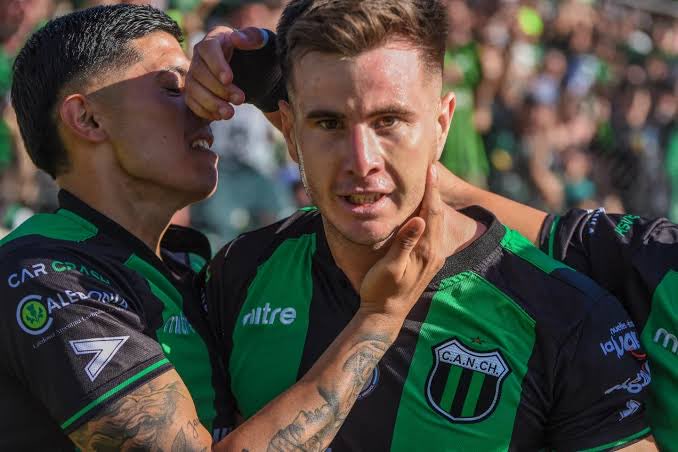 TEMA FACUNDO CASTRO

El jugador le comunicó al club que tiene ganas de volver, ya que en Colón se quedaría para ser suplente de Bonansea, además de la mala campaña que tuvieron el año pasado.

Hay una gran diferencia del sueldo que puede cobrar en Colón y en Chicago.

⬇️