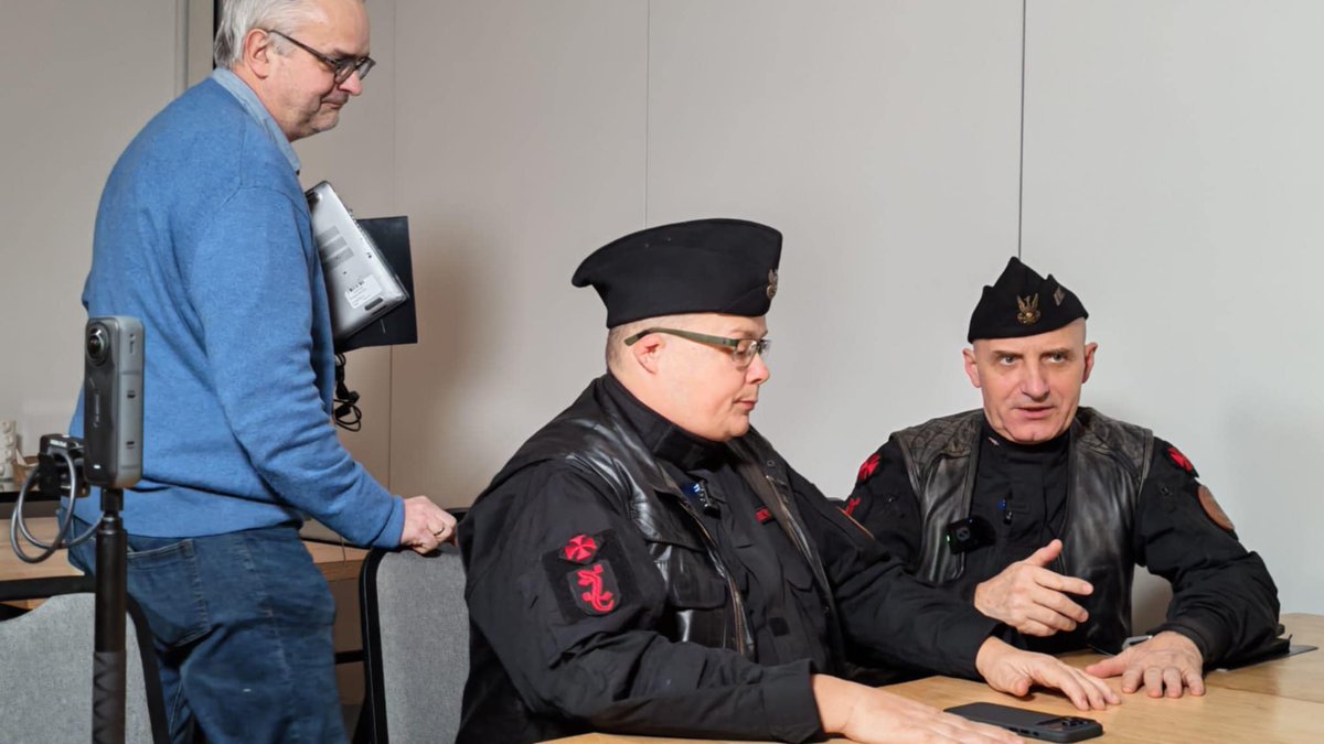 KrakowskiKurier's tweet photo. Kiedy @PolacyKamraci  dostrzegą redaktora @gazeta_wyborcza @czuchnowskiw, to musi się dziać. Mamy wideo z tego starcia - emisja niebawem :D @kamraci @Rodacy_Kamraci_ @GrzegorzBraun_ #KINGS #kurierkrakowski #Jaszczur #Ludwiczek https://t.co/tWl2ELnjCM