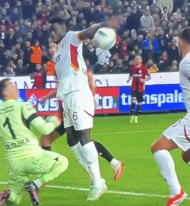 Geçen sezon antep maçı. Top sekip sancezin eline geliyor diye antepe penaltı verilmedi.
Ama söz konusu gs lehine olursa topun nerden sektiği nereye gittiği önemli değil.  Tiyatro ligi kaldığı yerden devam.