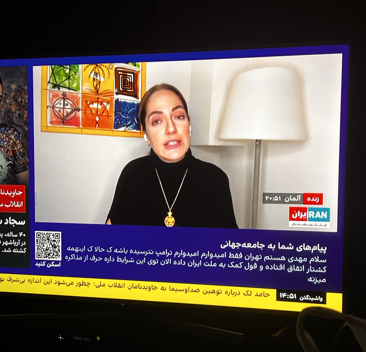 چرا باید به یک برنامه دعوت شود که  ایران، ایران بکند!
یعنی تقلب و توزیع شیرخشک دامی برای نوزادان خانواده‌های پایین‌ترین دهک جامعه توسط یاسین رامین که آن زمان شوهرش بود، را باید فراموش می‌کردیم یا می‌بخشیدیم؟! 

ندیدم یک رفتار جبرانی نسبت به  آن نوزادان داشته باشد.

#مهناز_افشار