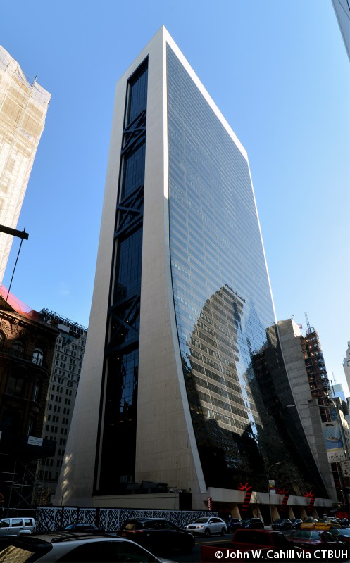 shortsqueeznews's tweet image. BREAKING: Apollo Global Management retrned 18.3%  for individual investors last year by leaning into single-asset deals that private equity firms aren’t ready to exit..