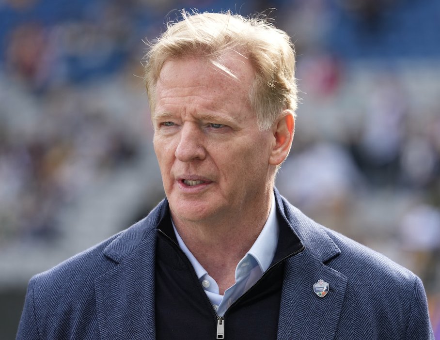 NFL_DovKleiman's tweet image. Yikes: Not a single Black head coach was hired in this year's coaching cycle despite a record 10 teams having a position open.

Many NFL fans are already calling the NFL to investigate.

The Rooney Rule has become an absolute joke...