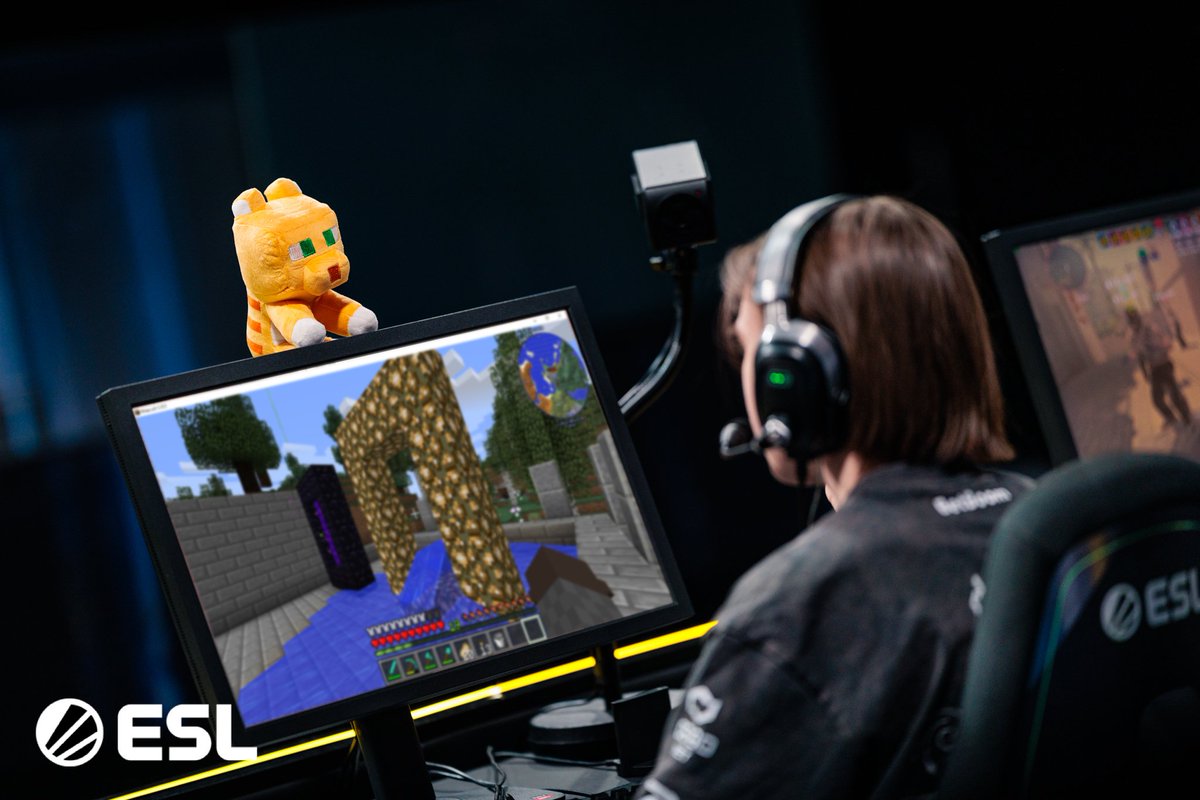 ESLCS's tweet photo. does he know? 😺 @donk1337

#IEM https://t.co/4o9iBHIvBo