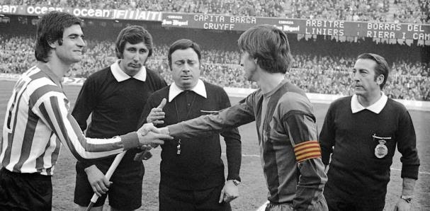 #TalDiaComAvui L'1 de febrer del 1976, Johan Cruyff, va lluir per primera vegada la senyera catalana al seu braçal de capità. Feia pocs mesos que havia mort Francisco Franco, cap d'una dictadura feixista, espanyolista i anticatalana. 
Va ser un gest d'identitat catalanista.