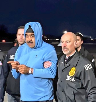 اختُطف الرئيس مادورو بذريعة أخلاقية زائفة وتهم ساذجة بالاتجار بالمخدرات، وسط مباركة صريحة من المجتمع الدولي والأمم المتحدة، بما يصور الجريمة على أنها فعل "أخلاقي".
لكن سرعان ما انكشف زيف هذا الخطاب، وظهر من روّج له مفلسًا أخلاقيًا، متورطًا في شبكات البغاء وتجارة المخدرات وجرائم