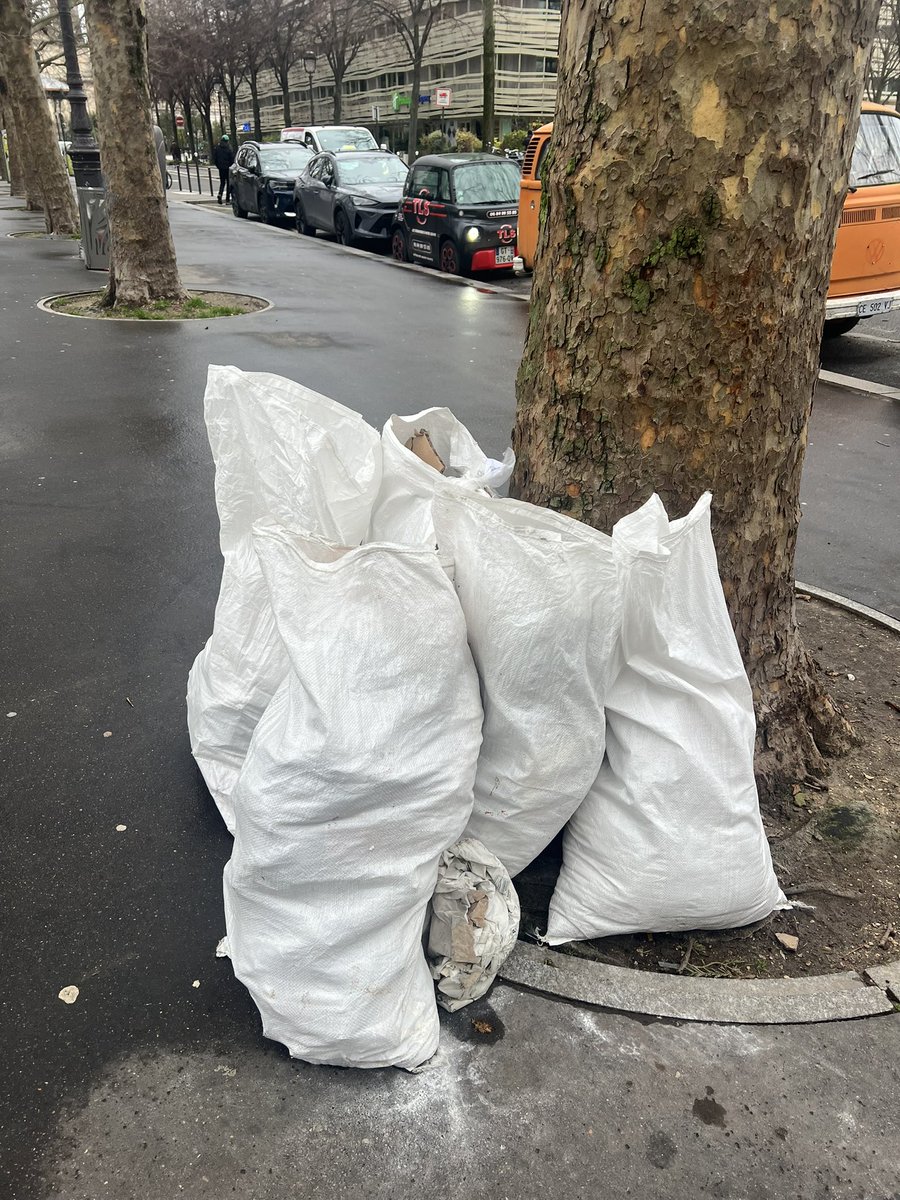 🙄 Peut-on espérer un jour ne pas vivre dans une décharge? 0️⃣ sanction 0️⃣ Police municipale. #saccageparis Zone de tous les droits. <a href="/Paris19e/">Mairie du 19e</a>