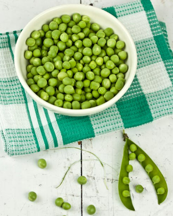 KristenJakobitz's tweet image. Did you know? These little legumes are packed with both soluble and insoluble #fiber — fuel for the good gut bacteria that can keep your digestive system running smoothly. Plus, #peas are a source of plant-based protein to keep you feeling full. #PlantBasedProtein #GutHealth