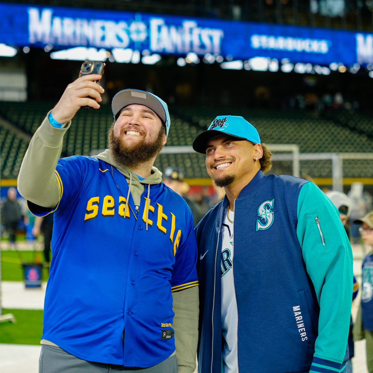 All smiles on Day 2 of #MarinersFF 😃