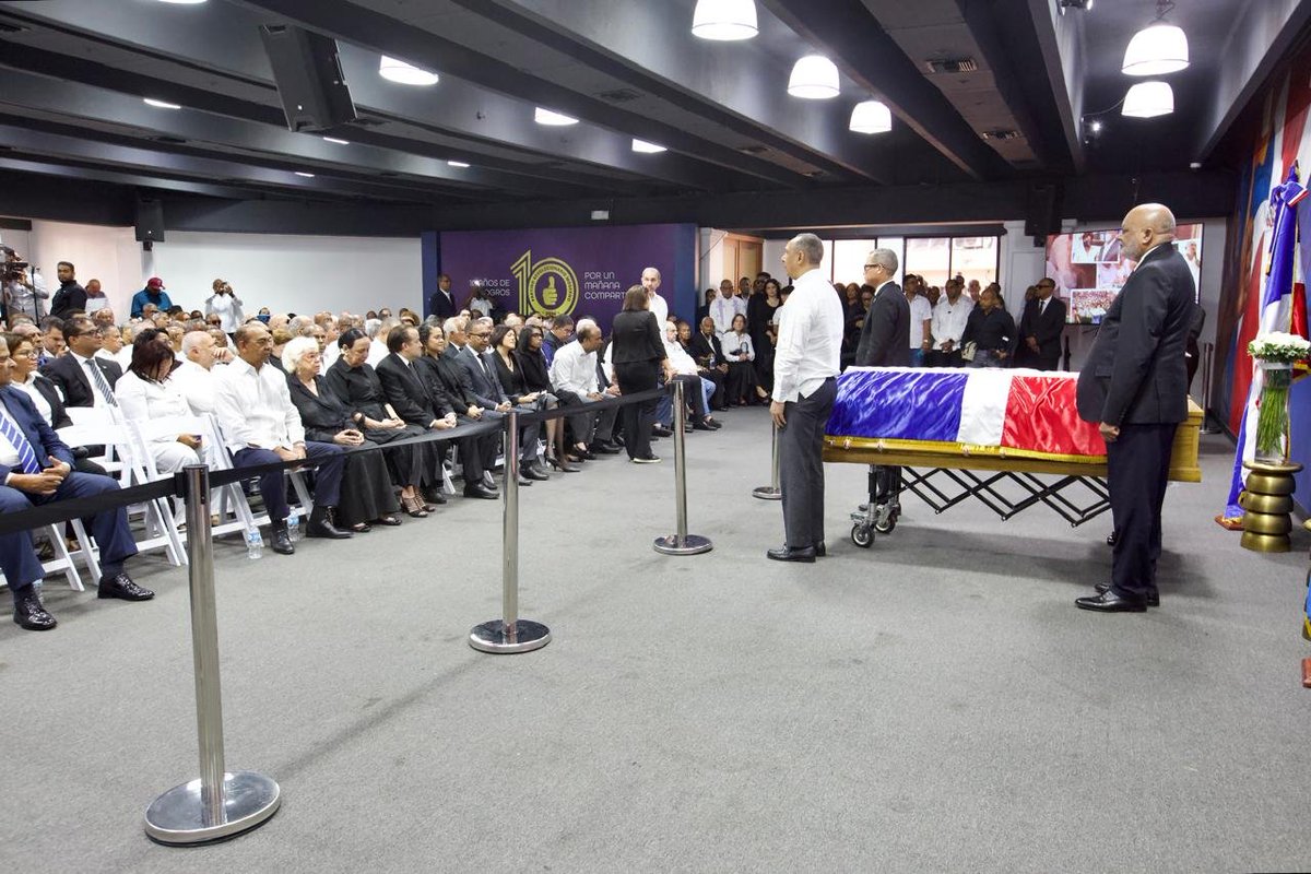 scarletbenzan's tweet photo. Hoy realicé guardia de honor en la despedida del ingeniero Ramón Alburquerque, junto a compañeros de la Comisión Ejecutiva del @PRM_Oficial . Despedimos a un líder político que marcó mi formación y dejó un legado humano que trasciende generaciones. 🕊️ https://t.co/QVezkQ8e8B