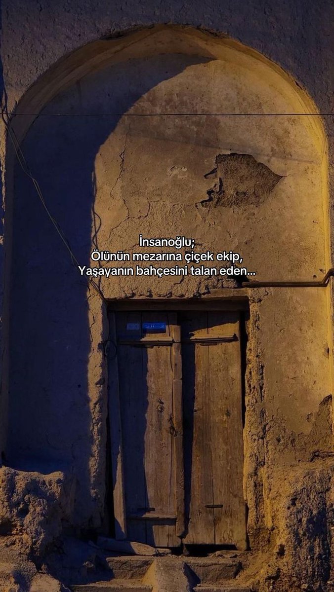 İnsanoğlu;
Ölünün mezarına çiçek ekip, 
Yaşayanın bahçesini yalan eden...
