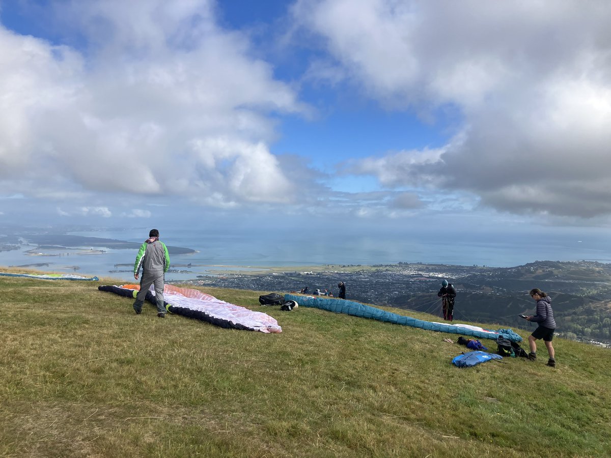 sky_climber73's tweet photo. ニュージーランドオープン2026ネルソン🇳🇿
今日はタスクキャンセルです。
フリーフライトの前に犬と遊んでます🐶 https://t.co/HaVdDC2i87