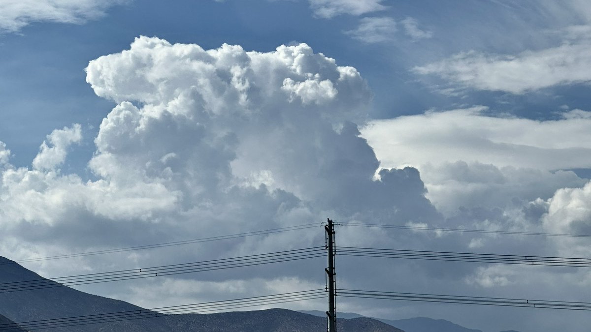 Nubes convectivas actualmente con crecimiento vertical (Cumulus Congestus), asociadas a ascenso convectivo activo en la Región Metropolitana.
#Nubes #Santiago #BajaSegregada
