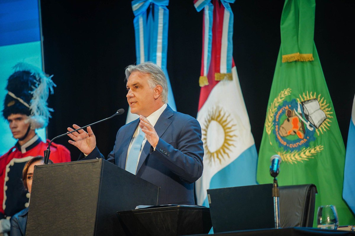 Para ello, enviamos la Ley de Equidad Jubilatoria, la cual conlleva un esfuerzo compartido y con la ayuda de los cordobeses hemos podido reducir el déficit y llevar a más de 50 mil jubilados en diciembre a recuperar el 82% y que 10 mil beneficiarios dejen de aportar el 20% por el