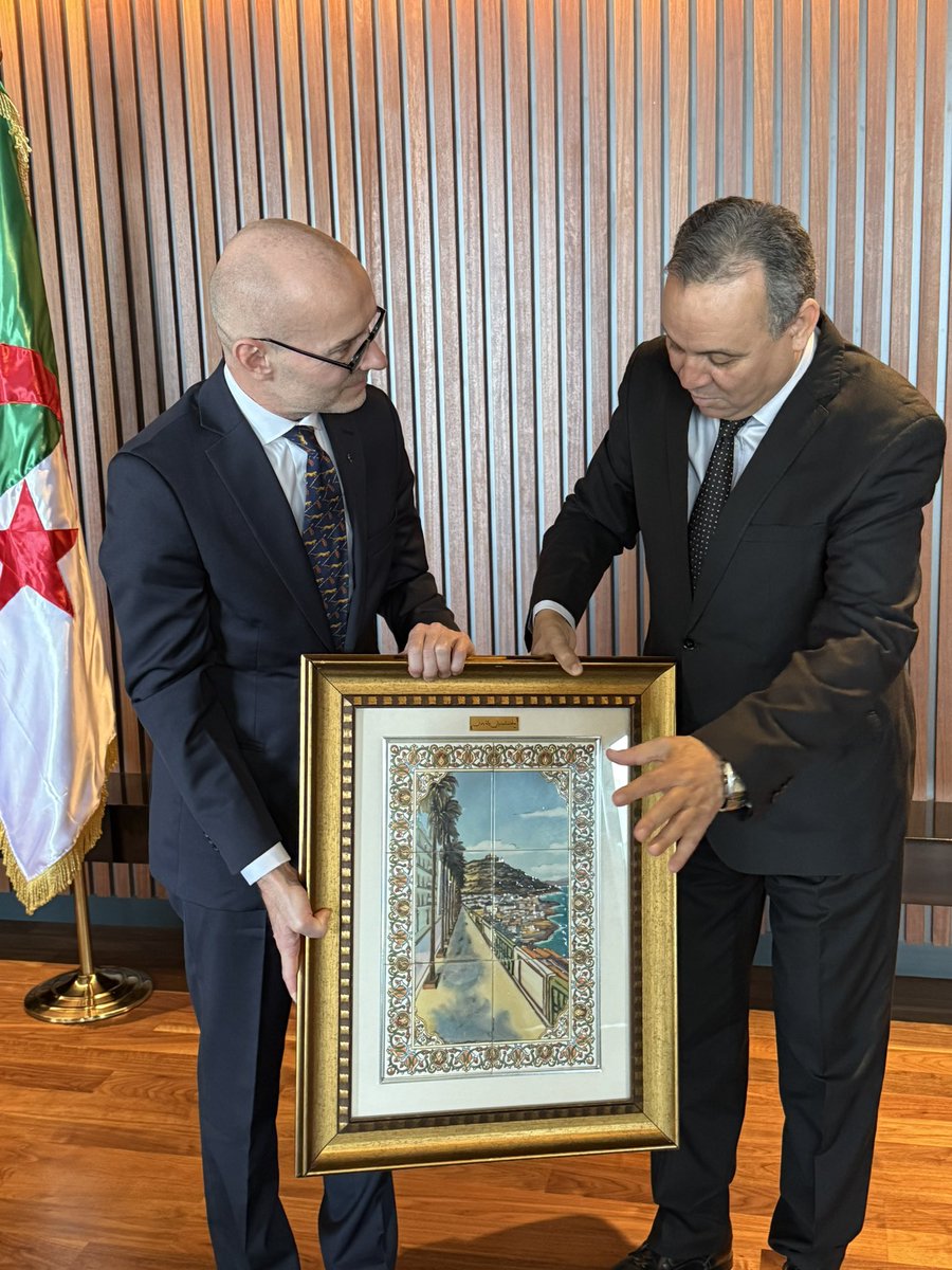 During a fruitful meeting between H.E. K. Kopytko and M. Brahim Ouchane Wali d'Oran, possibilities for developing cooperation in various areas were discussed, including business relations, particularly in the context of economic zones operating in Wilaya d'Oran.